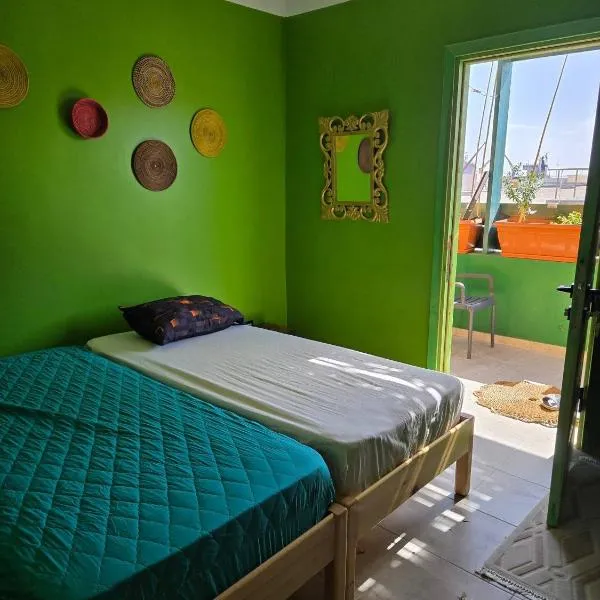 Charming 2-Bedroom Apartment in the Heart of Sousse, hotel u gradu Sus