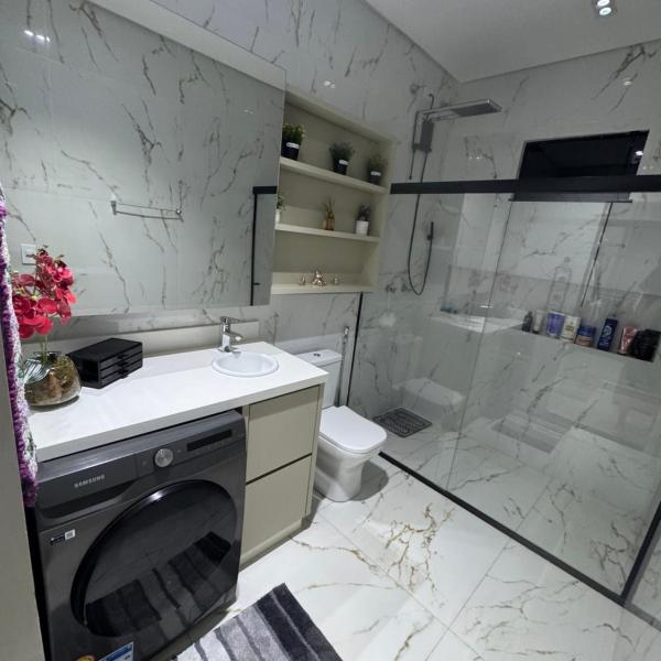 Casa completa acomoda até 10 hóspedes, 5 quartos, 4 camas casal e 2 solteiro