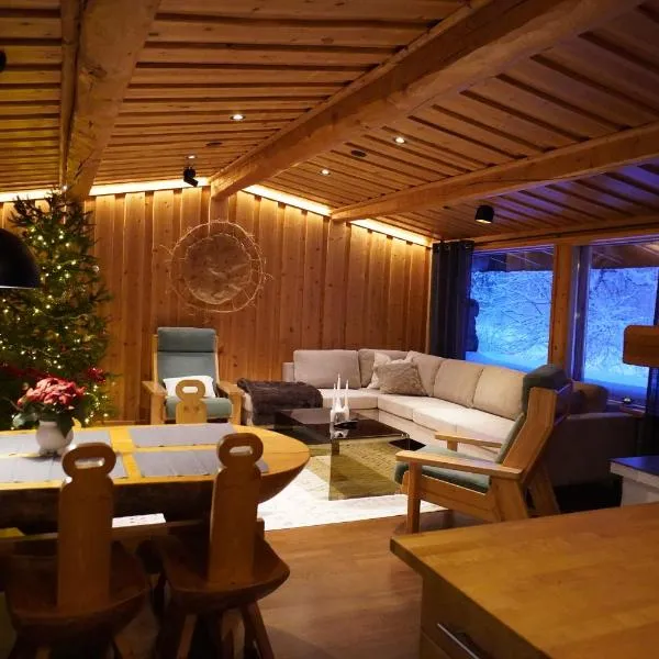 Private log villa by the Ivalo River, хотел в Ивало