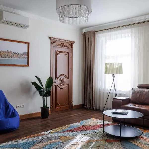 Balcony View in ultracentral Chisinau - Spacious 4 room Living & high end amenities - AC & Bean-Coffee Bar - GrandStay, hotel in Chişinău
