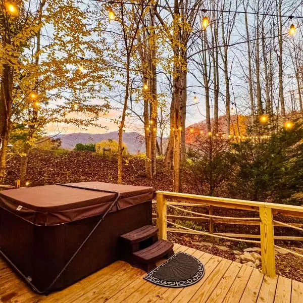 Hot Tub and Stone Fire Pit Smoky Mountain Oasis!, hotel v destinaci Maggie Valley