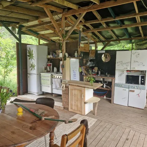 Tente en permaculture pirate, hotel u gradu Creysse
