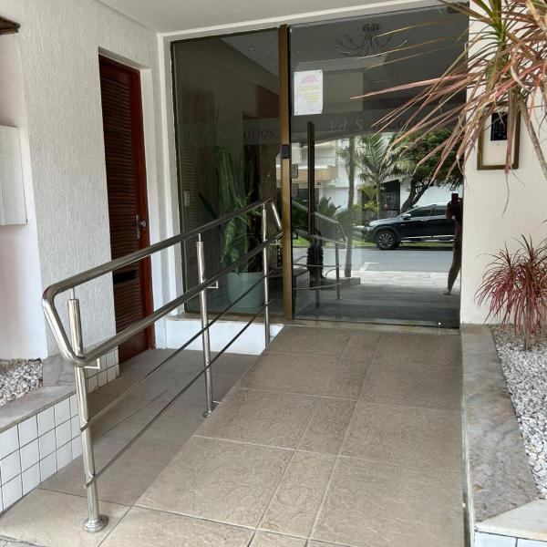 Lindo Apto 02 Dorm perto do centro e praia com elevador e Garagem - Foto 2