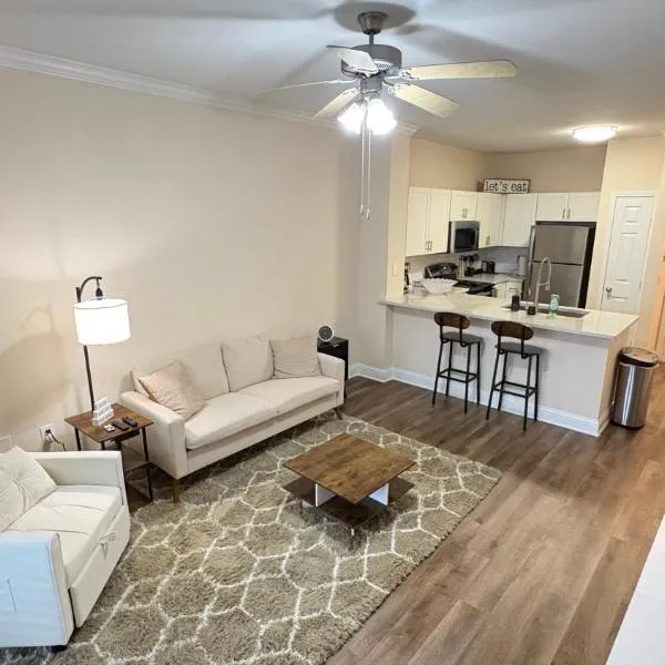 Relaxing Pool-View 1BR Near Top Houston Spots, hotel in Houston