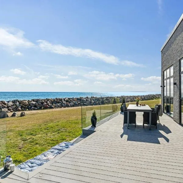 Modern Beach House With Sea Views At Bjørnsknude – hotel w mieście Juelsminde