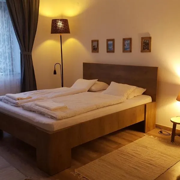 Zrínyi 11 Apartments, hotel v destinaci Balatonkenese