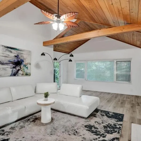 Tropical Oasis 2BR House w Pool, Hotel in Fort Lauderdale