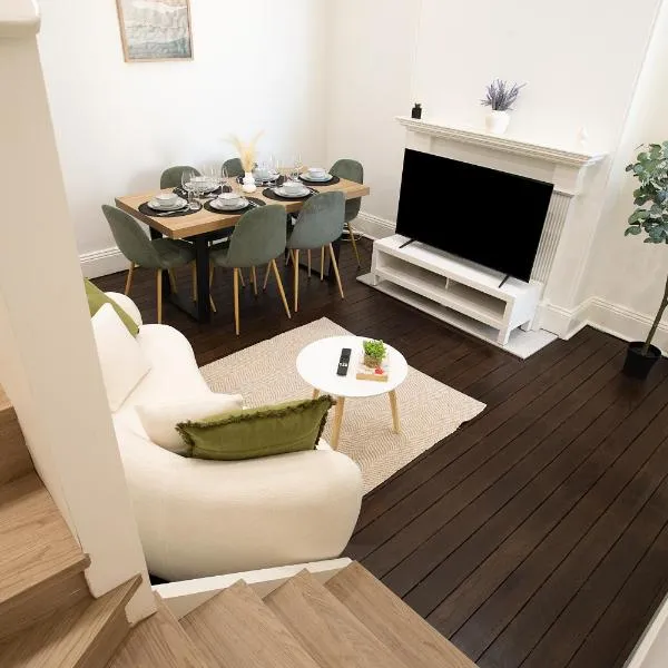Charming 3BR Glebe Terrace w Yard, BBQ & Pet Friendly - Walk to Fish Market & Shops, hotel u gradu Sidnej