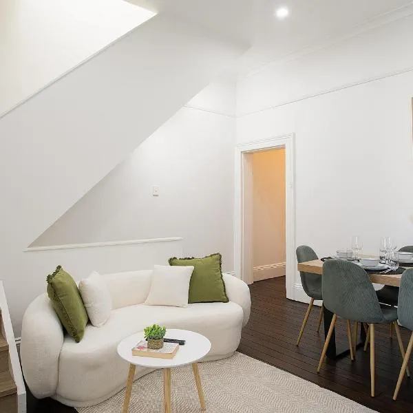 Charming 3BR House - Walk to Fish Market & Shops - Free Street Parking, מלון בסידני