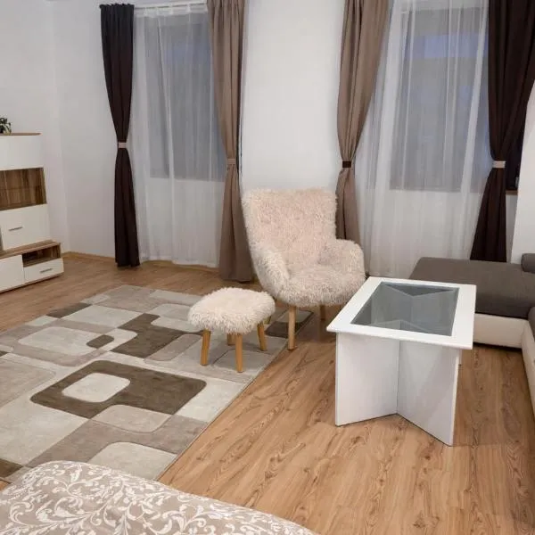La Casa De Nido-Tágas családias apartman 6 főig, kerttel, hotel i Veszprémfajsz