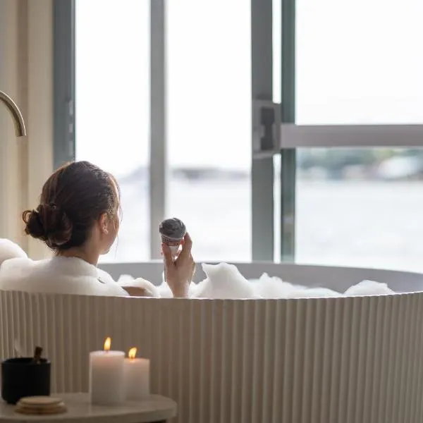 Risby Cove Boutique Hotel, hotel a Strahan