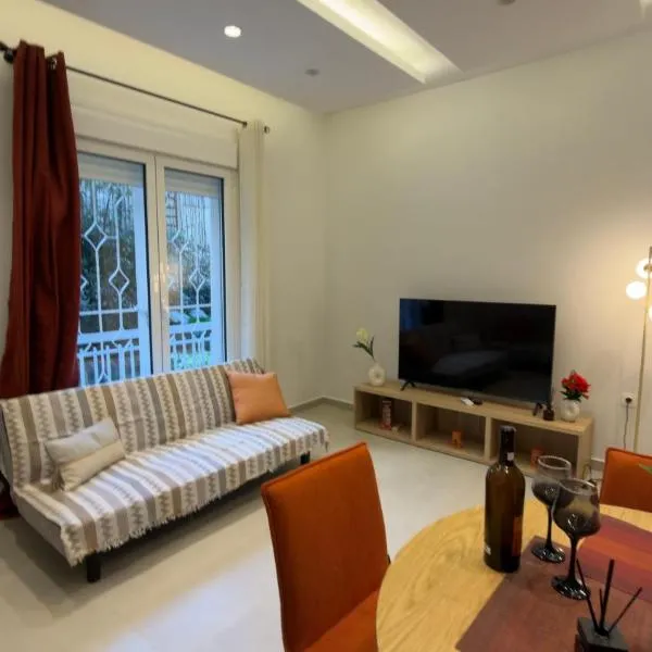 Modern 2BR Garden Apartment in Faliro Sleeps 5, hotel i Athen
