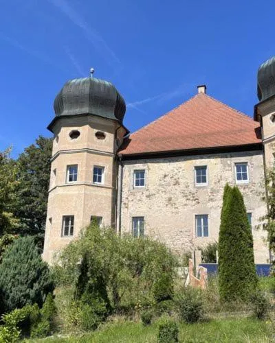 Schloss1611 B&B, hotell sihtkohas Erbendorf
