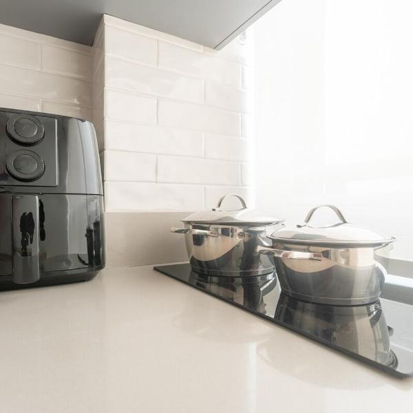 Studio Decorado Moderno ao lado Metrô Giovanni com Varanda - Acomoda até 4 pessoas - Foto 3