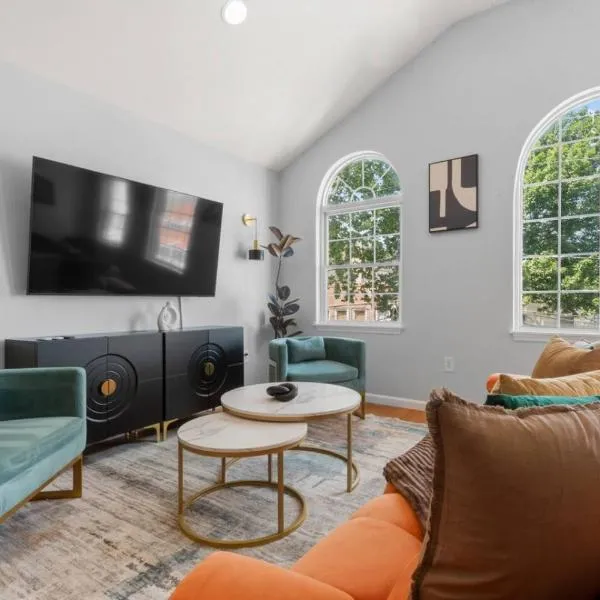 Modern 3BR Near NYC with Pool Table Sleeps 11, hotel di Jersey City