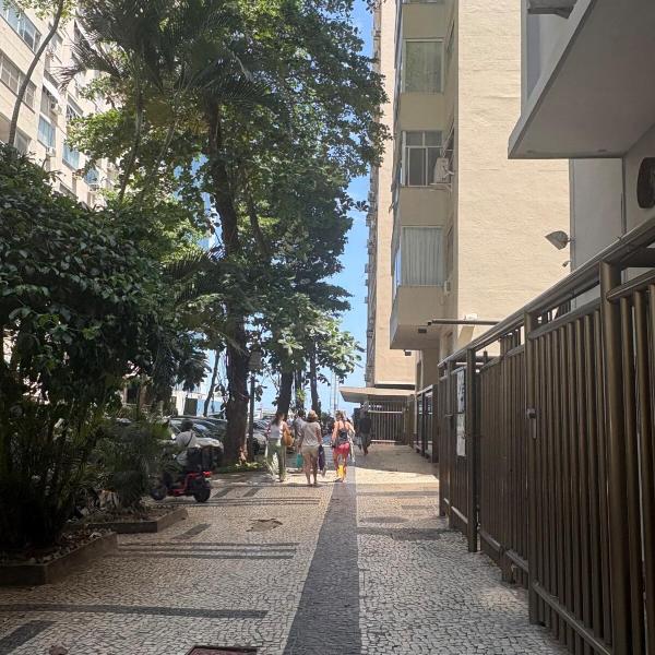 Na quadra da praia, refúgio em copacabana