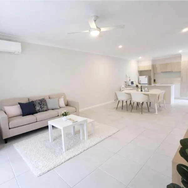 4BR - Brand New Family Home in Ripley near BNE, hotel u gradu 'Ripley'