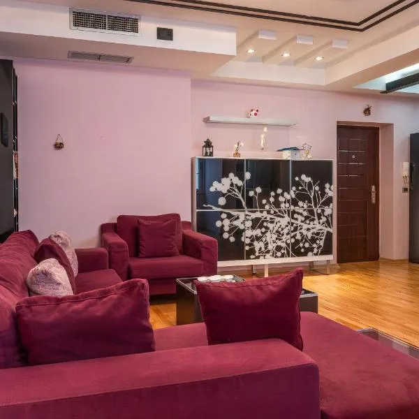 1 Min to Center, Peaceful & Spacious Apartment With Panoramic View, hotel in Shkodër