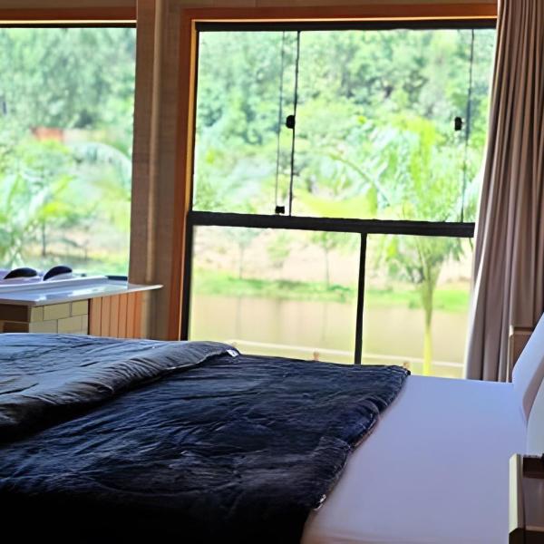 Chalés confortáveis com hidromassagem e vista para lago
