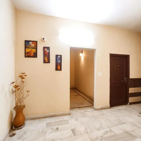 SKY INN GUEST HOUSE - Smart Budget Rooms Near DAV Collage, HMV, Maqsudan, Sabzi Mandi, Grain Market, NIT, Verka Plant, Workshop Chowk - For Corporates, Familes, Couples, hotell sihtkohas Jalandhar