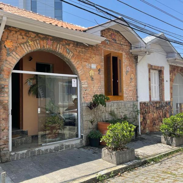 Casa de Tijolos com Churrasqueira Vila Fechada