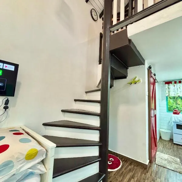 Wifi Netflix Tiny House near Jetty of Kuala Besut 4 pax, Hotel in Kampung Kuala Besut