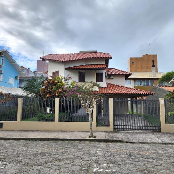 Casa Bege - casa com 4 quartos próximo à praia