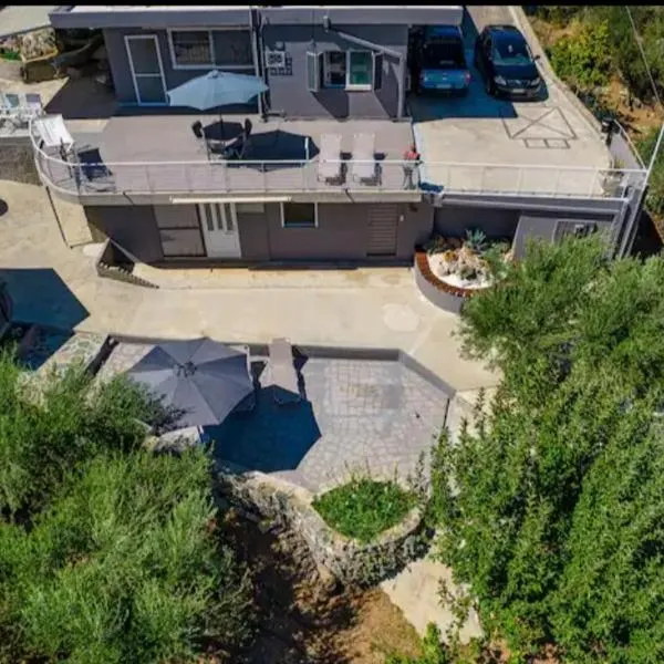 Karel house, hótel í Karés