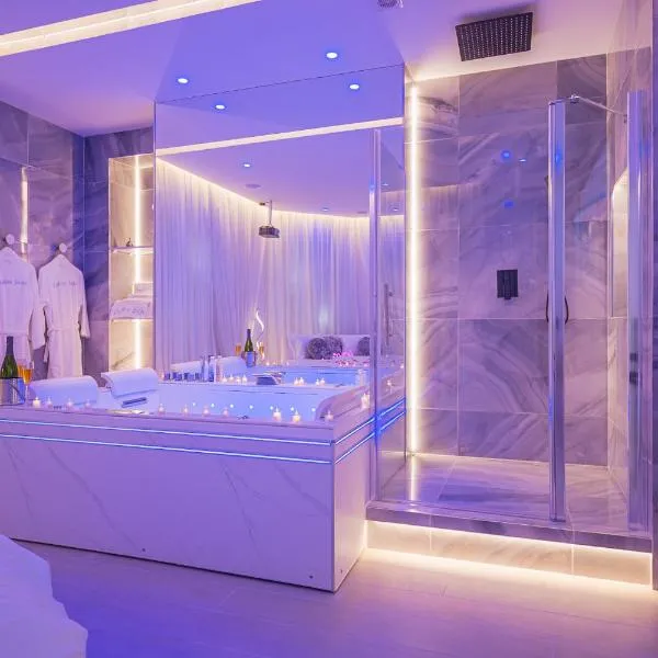 24h du Mans, Jacuzzi Privatif, Lit XXL, Sofa Tantra, Jardin, hotel en Le Mans
