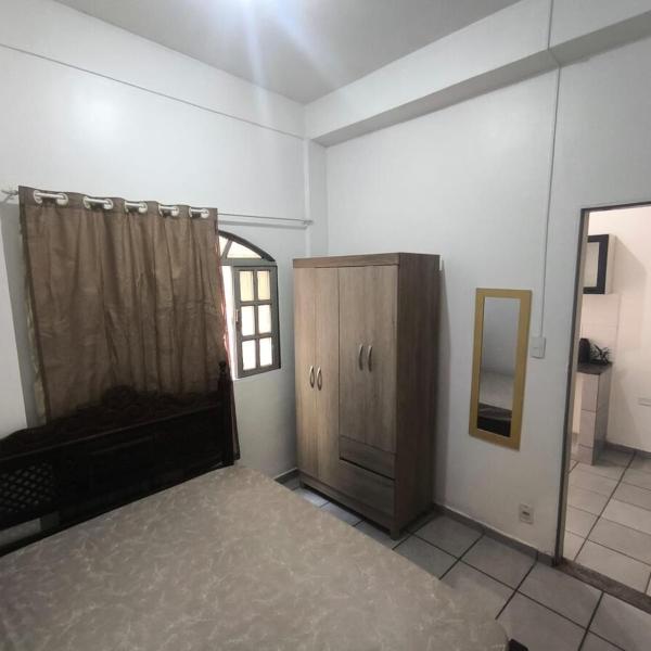 Apto térreo de um quarto com varanda, 550m da Praia de Itaparica