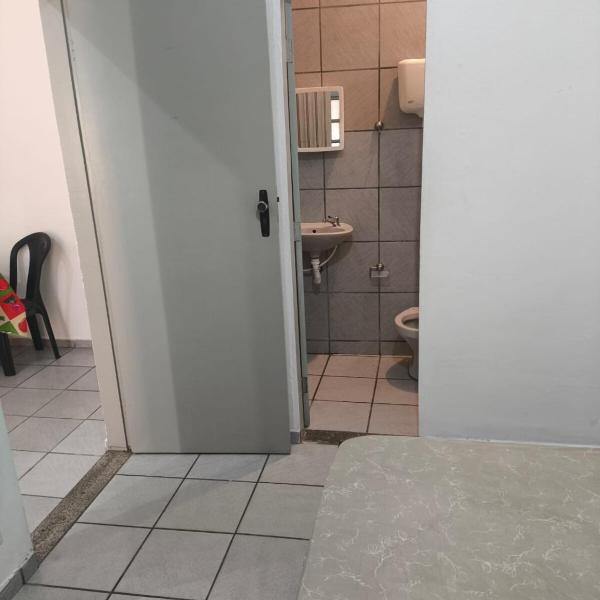 Apto térreo de um quarto com varanda, 550m da Praia de Itaparica - Foto 2