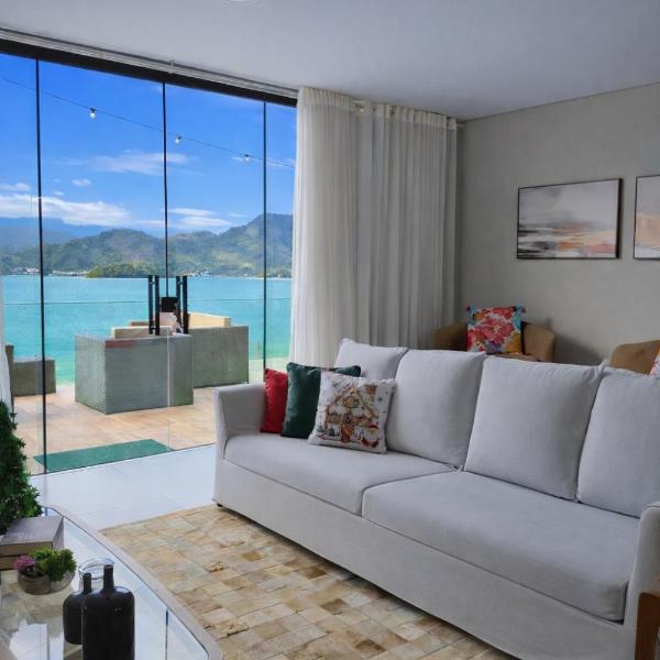 Angra dos Reis casa linear 5 suítes na beira da praia, piscina, churrasqueira, varanda ampla de frente pro mar
