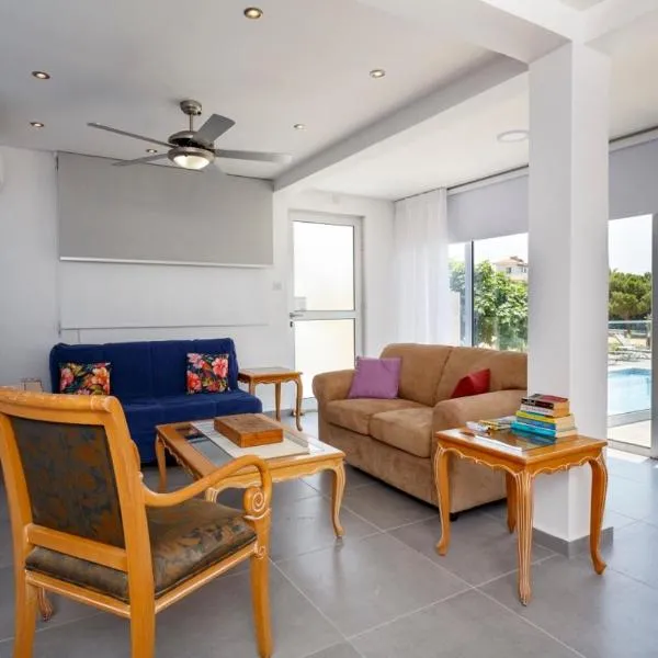 Coral Bay Sea Breeze Apartments - 2 Bedroom Apartment, Pegeia, хотел в Пея
