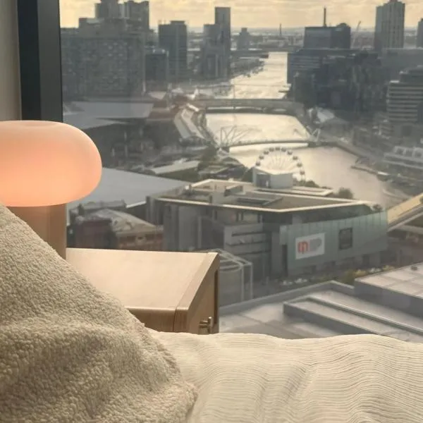Japandi Style and Excellent Views 1BR near Crown โรงแรมในเมลเบิร์น