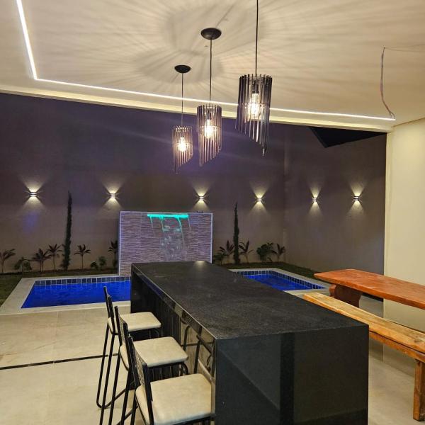 Casa em condomínio, ar condicionado, cervejeira, churrasqueira, piscina e muito mais