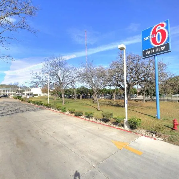 Motel 6-Kerrville, TX, hotel en Ingram