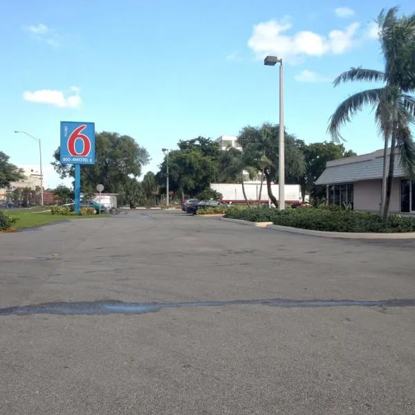 Motel 6-Miami, FL, hotel v destinácii Hialeah