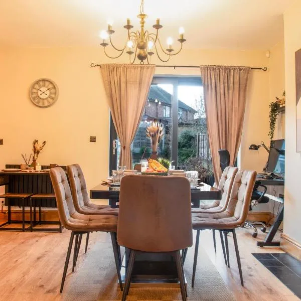 Spacious 4BR Bolton Home Garden & Free Parking, hotel v mestu Bolton
