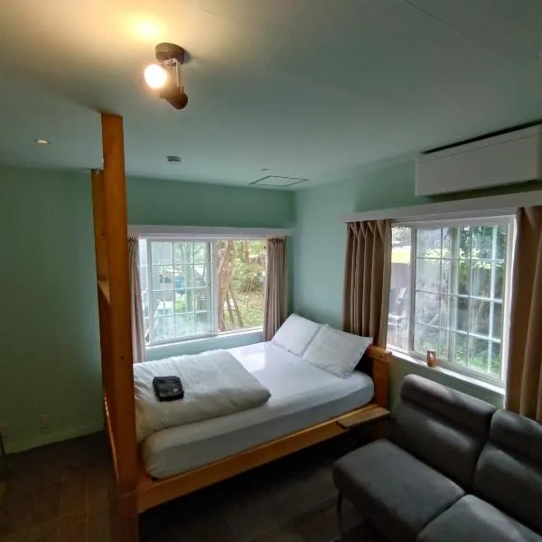 Near Narita Airport 15 min Quiet Hostel Late Check in, hotel i Narita