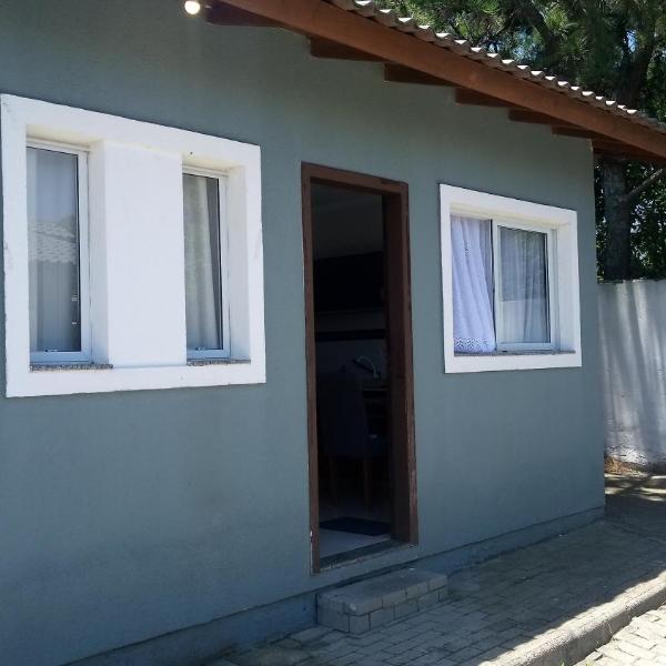 Casa inteira com churrasqueira e estacionamento