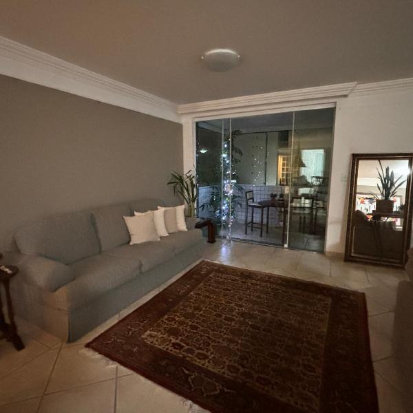 Apartamento grande e confortável a poucos passos da praia central