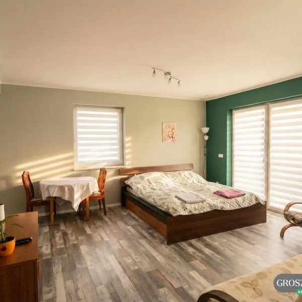 Przytulne i ciepłe mieszkanie w spokojnej dzielnicy Opola, hotel in Opole