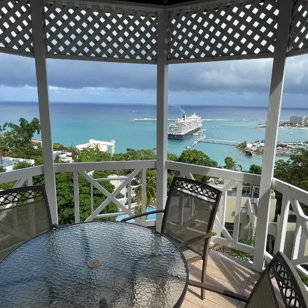 OceanBreeze Jamaica Penthouse, 7-Minute Walk to Beach: Ocho Rios şehrinde bir otel