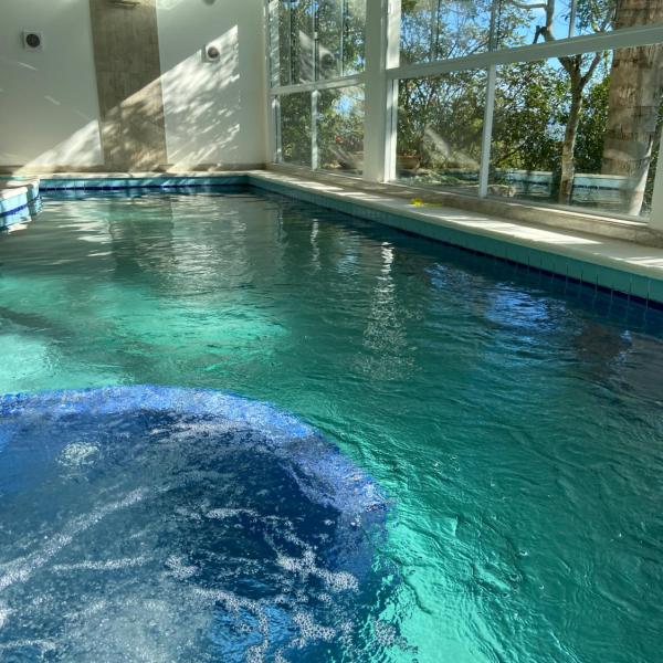 Villa Sambaqui com piscina coberta privativa, vista e acesso ao mar
