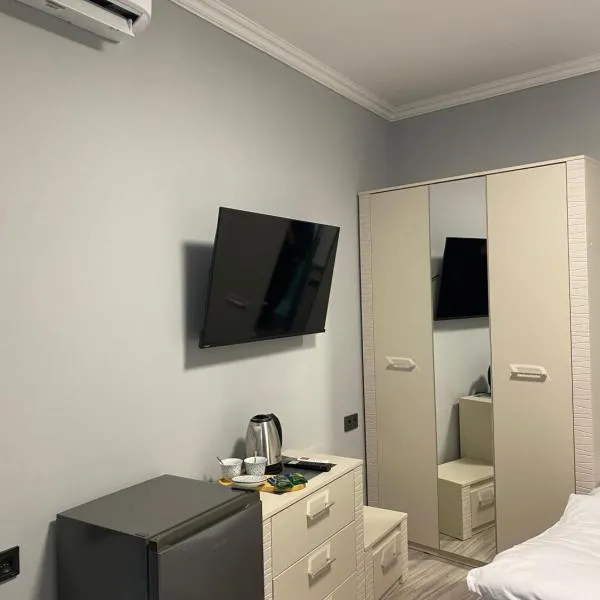 Elite Guesthouse, hotel in Pʼarakʼar