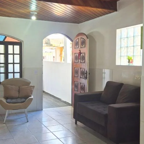 STO01 - Casa ampla em bairro tranquilo do Guarujá, hotel in Guarujá