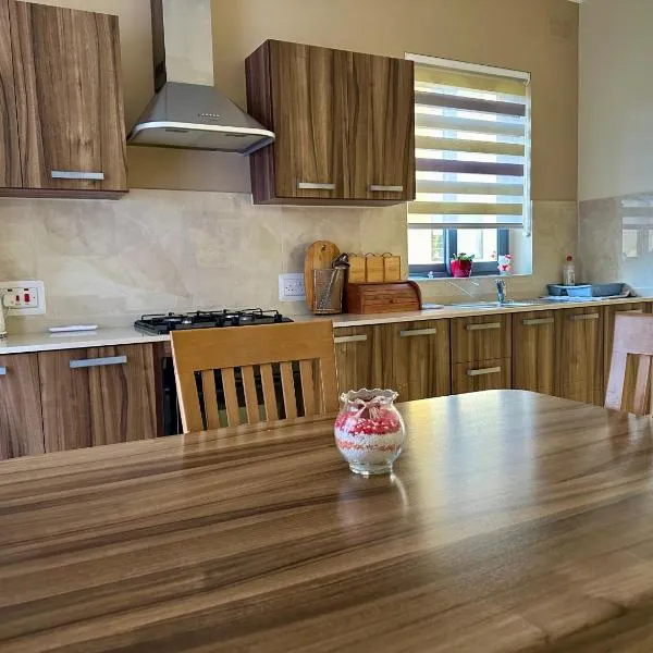 May Flower: Modern Flat close to Airport/Bus Stops, hotel in Tarxien