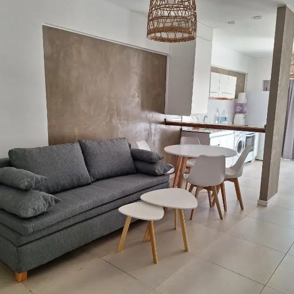 Hermoso departamento con patio, hotel sa Quilmes