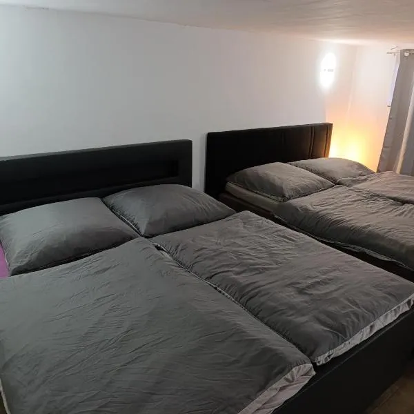 100 qm Apartment,WLAN, TV free Parking,24 h check-in, ,full kitchen,Untergeschoss ,3 Schlafzimmer -Wohnzimmer integriert, hotel di Hannover