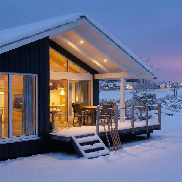 Schwarzes Holzferienhaus mit Sauna -- L I E B L I N G S P L A T Z -- an der Ostsee, Zierow bei Wismar, Strand 500m, alles inklusive, Hotel in Zierow